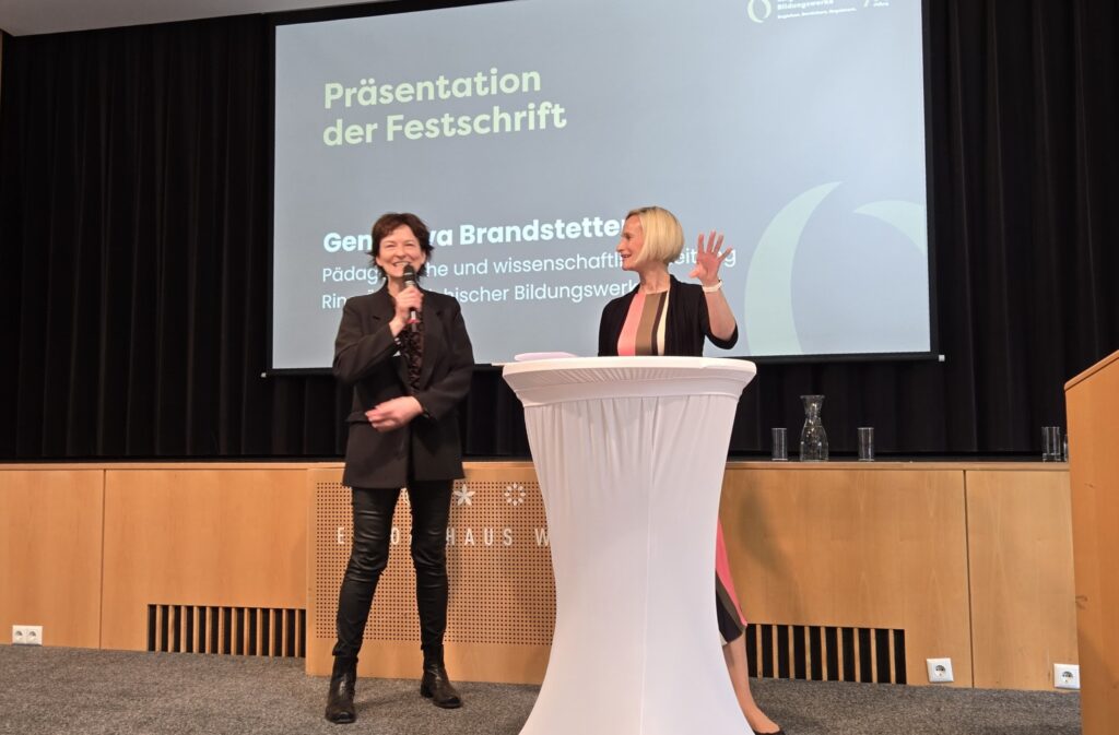 Genonveva Brandstetter und Therese Reinel präsentieren die Ring-Festschrift