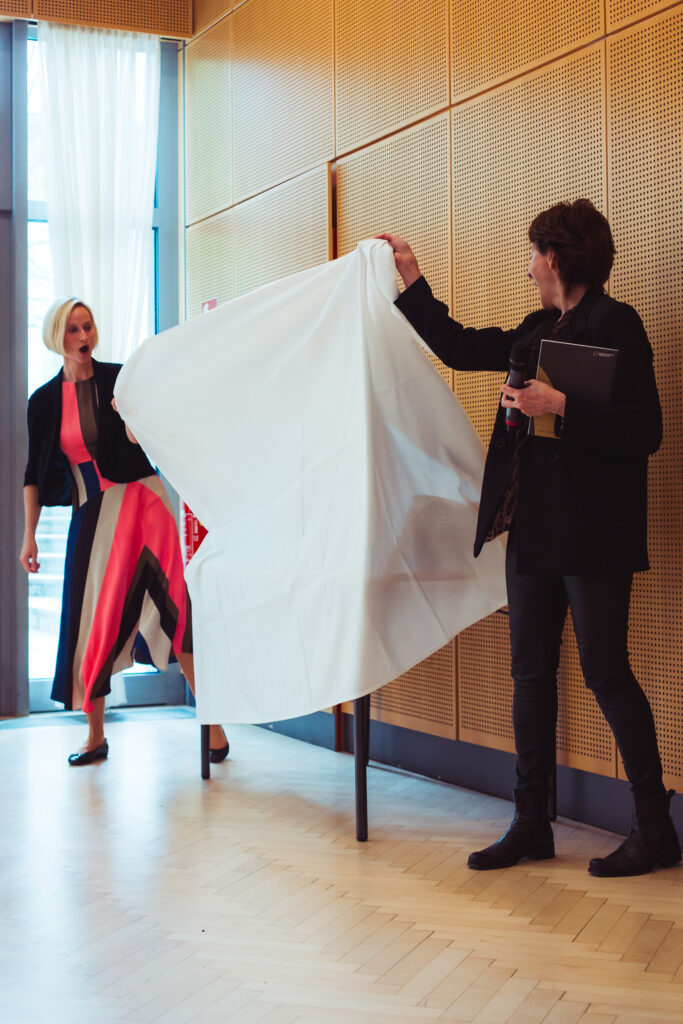 Genonveva Brandstetter und Therese Reinel präsentieren die Ring-Festschrift