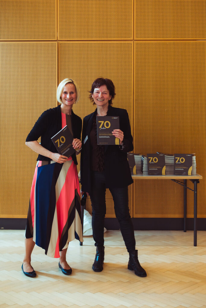 Genonveva Brandstetter und Therese Reinel präsentieren die Ring-Festschrift